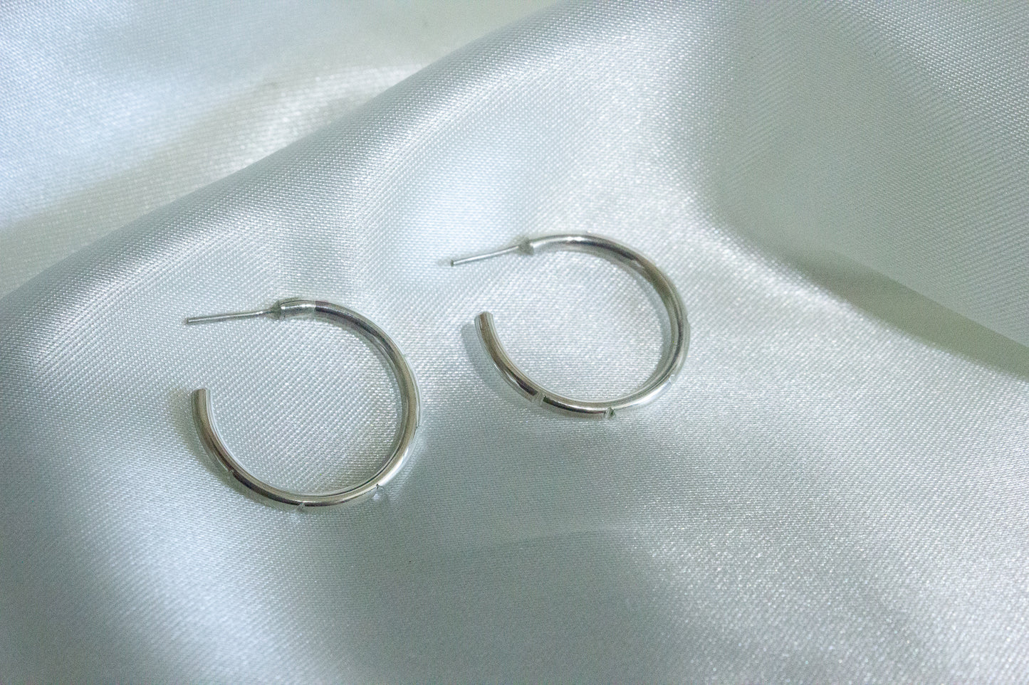 Inverted Knife Edge Textured Hoops